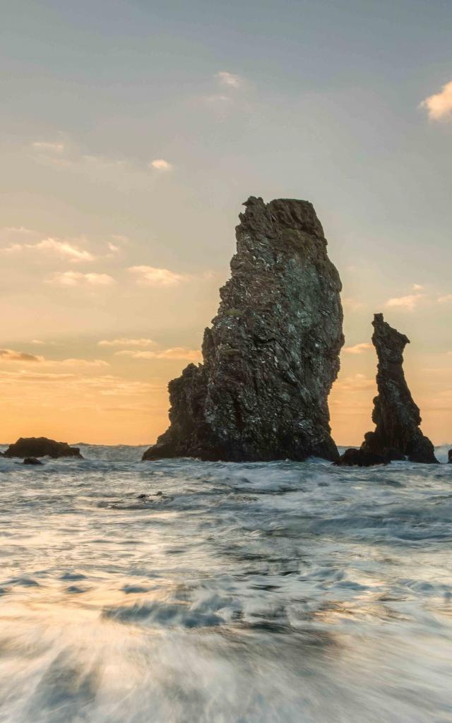 Les Aiguilles de Port Coton au coucher de soleil