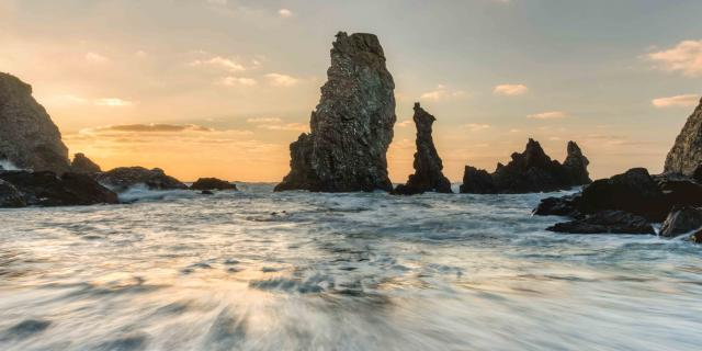 Les Aiguilles de Port Coton au coucher de soleil