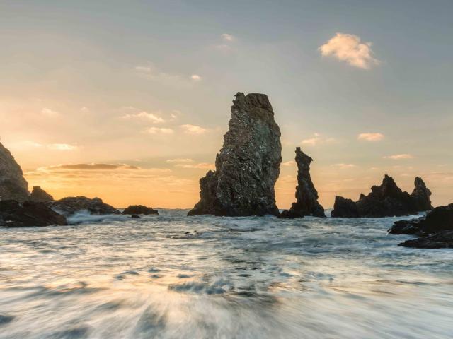 Les Aiguilles de Port Coton au coucher de soleil