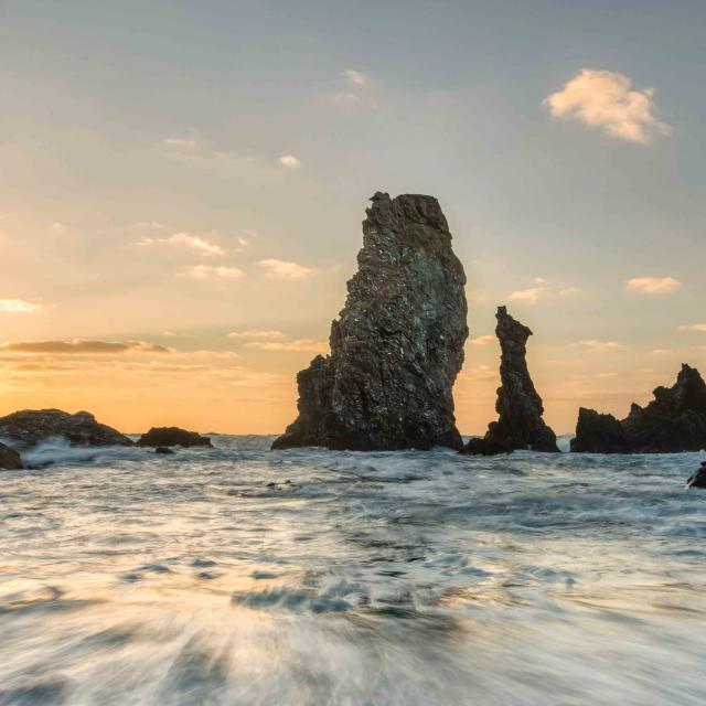 Les Aiguilles de Port Coton au coucher de soleil