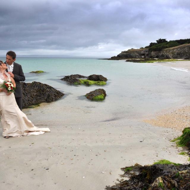 bretagne-sud-golfe-du-morbihan-belle-ile-mariage-plage-du-bugul-maries.jpg