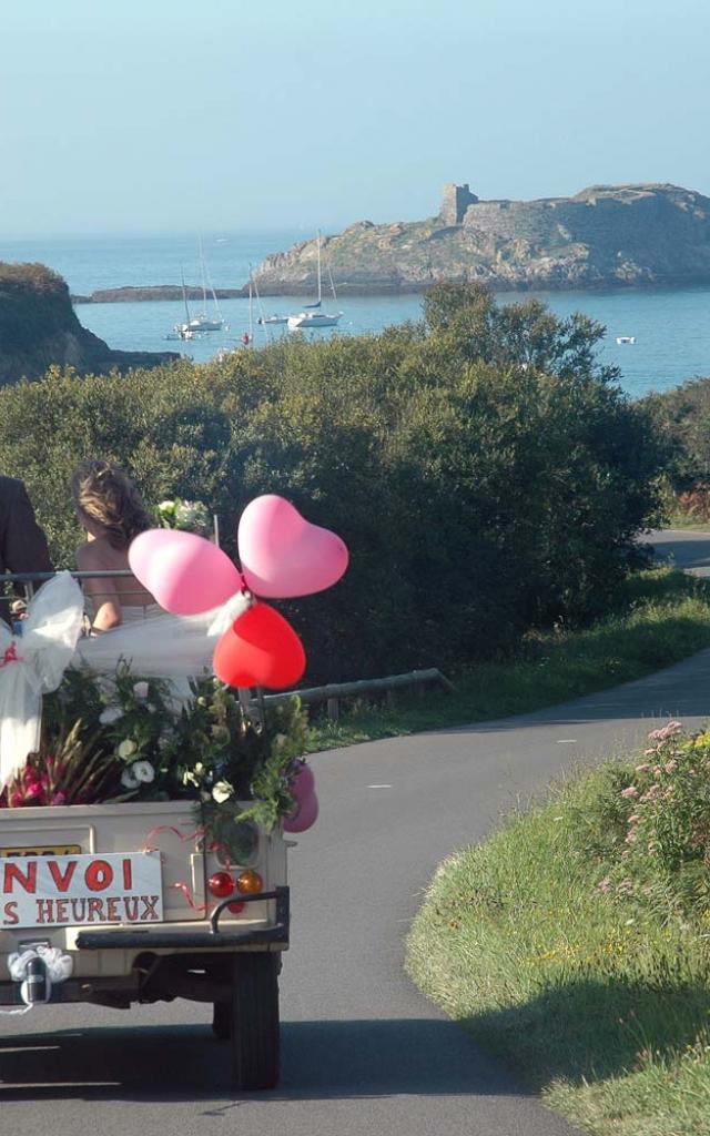 bretagne-sud-golfe-du-morbihan-belle-ile-mariage-route-gros-rocher-convoi-en-mehari-1.jpg