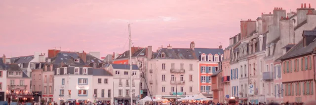 Yasmeen Besnier Palais Pieton Fin De Journee Ciel Rose